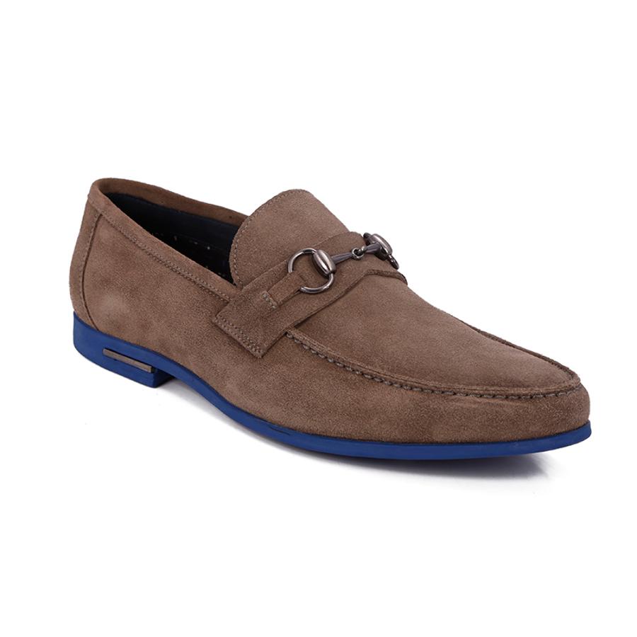 Zapato marrón con suela azul