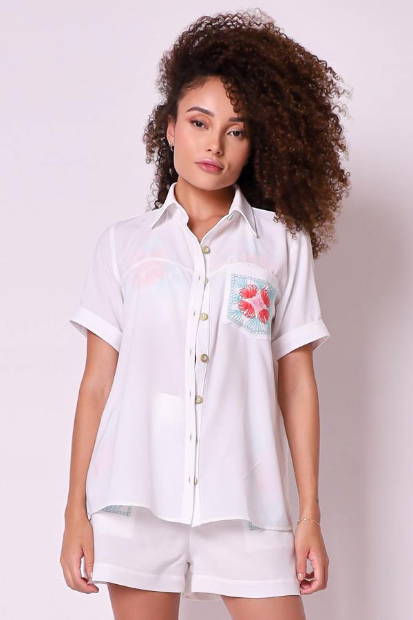 CAMISA CON APLIQUE Y BORDADO