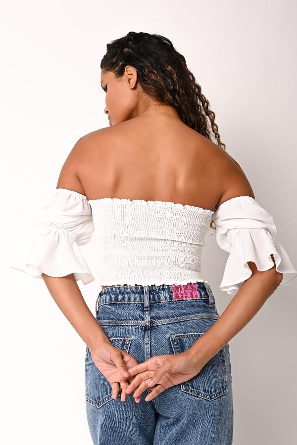 BLUSA CROPPED CON VOLADO EN MANGA