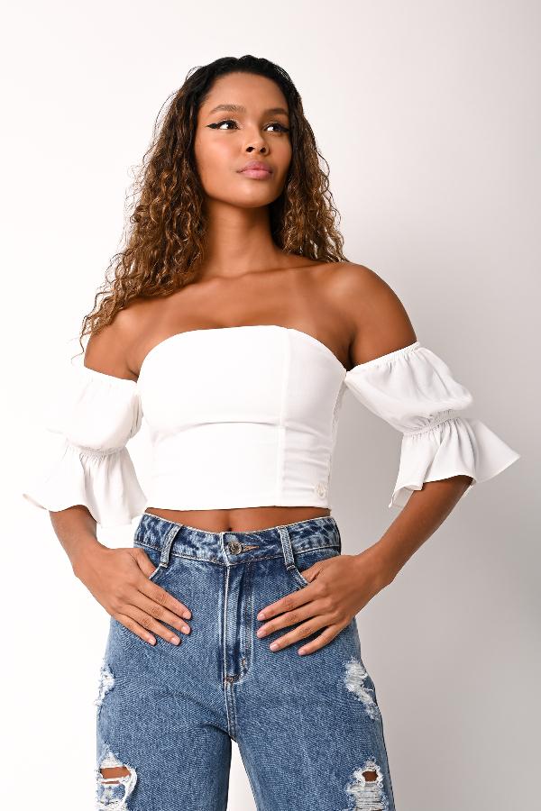 BLUSA CROPPED CON VOLADO EN MANGA