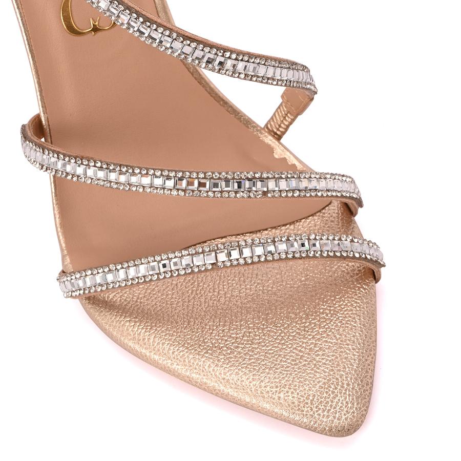SANDALIA DORADA CON CRISTALES CARMEN STEFFENS ALTO VERANO 2023