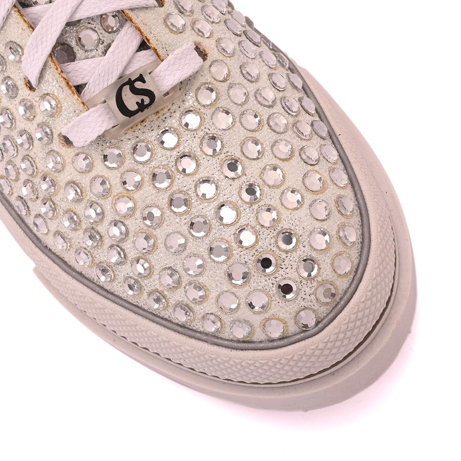 ZAPATILLA PLATEADA CON TACHAS CS