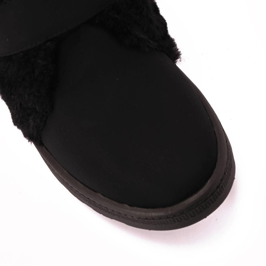 BOTA NEGRA CON CIERRE DE VELCRO