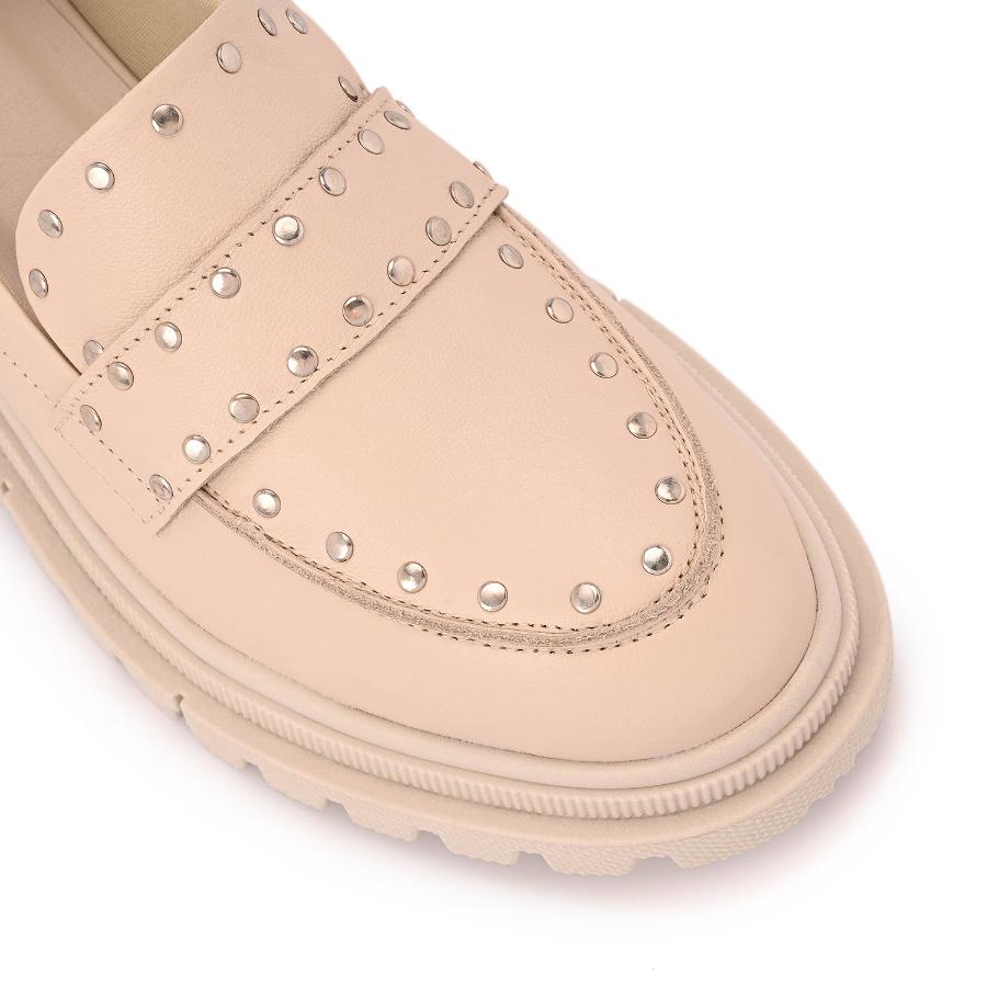 MOCASÍN BEIGE CON TACHAS