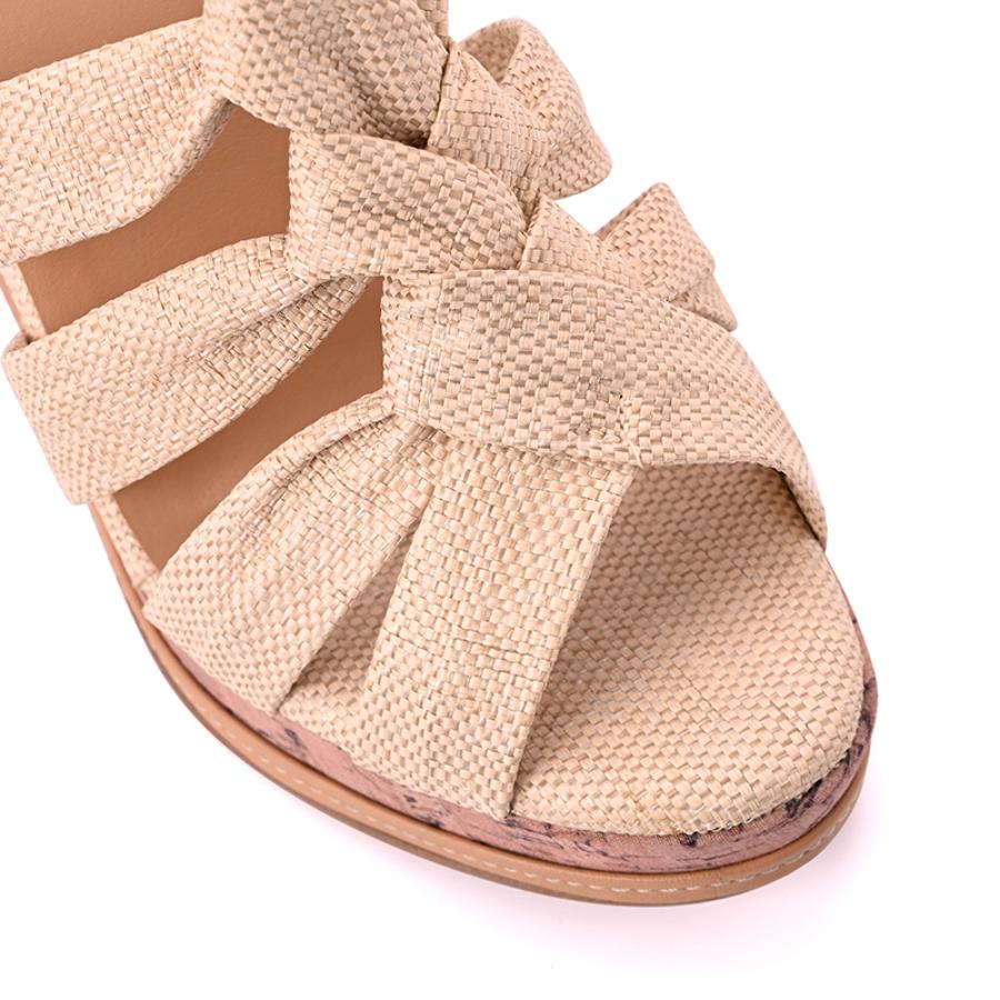SANDALIA BEIGE CON TERRAPLEN TRENZADA