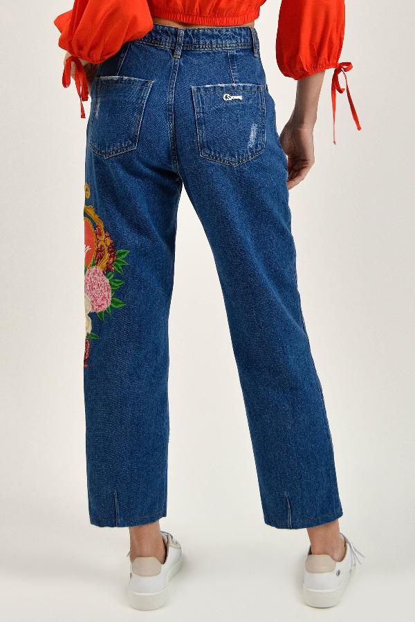 PANTALON JEANS CON ESTAMPADO