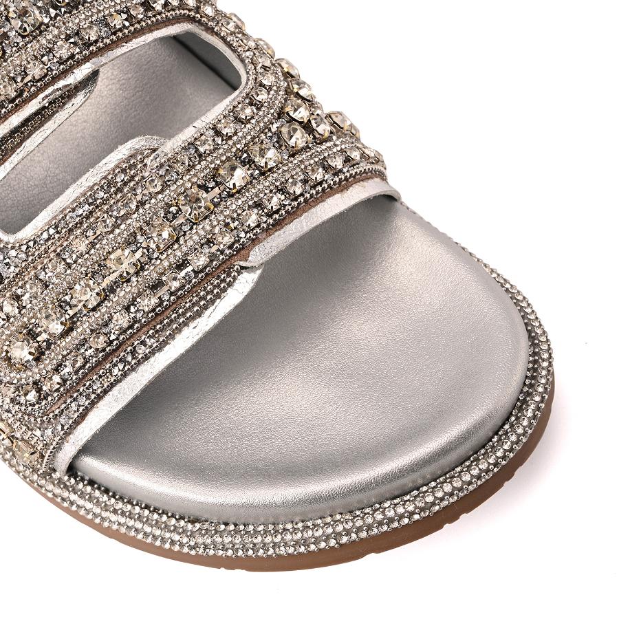SANDALIA PLATEADA CON VELCRO Y CRISTALES