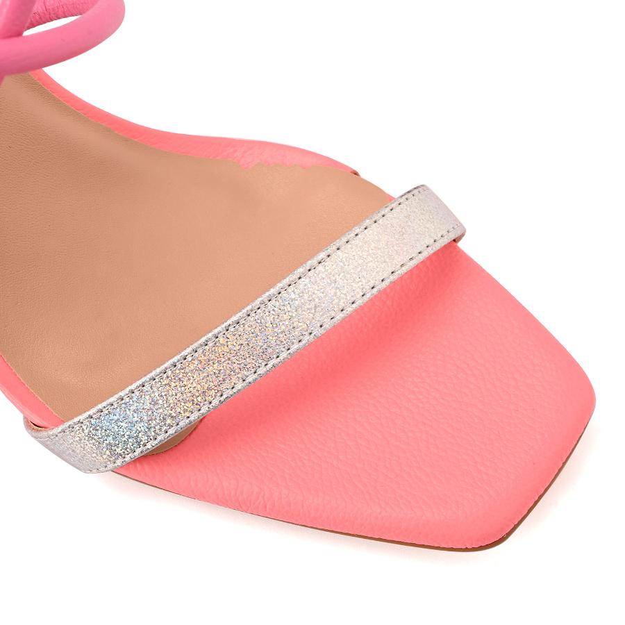 SANDALIA MULTICOLOR CON TACO GEOMETRICO