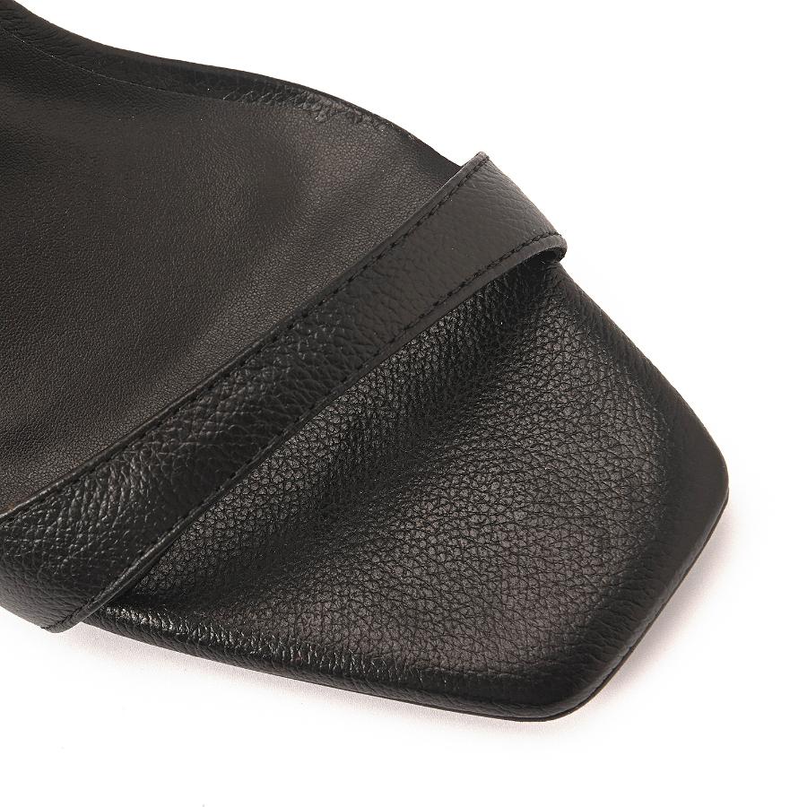 SANDALIA NEGRA CON APLIQUE