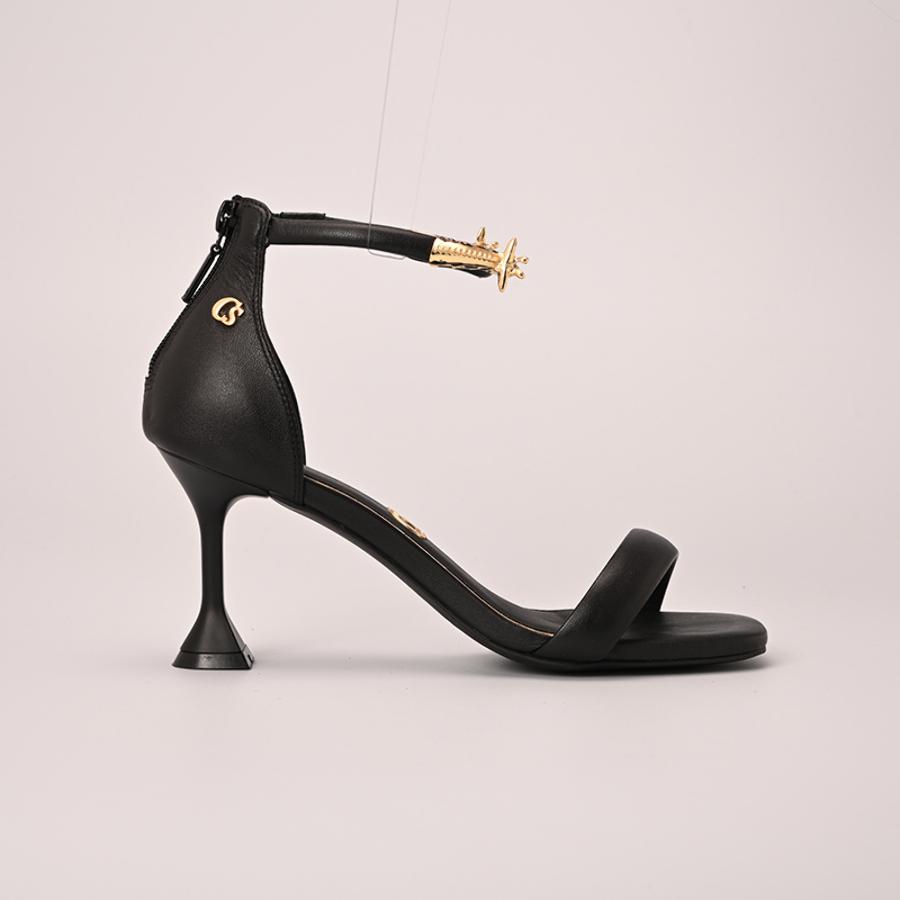 SANDALIA CON ACCESORIO