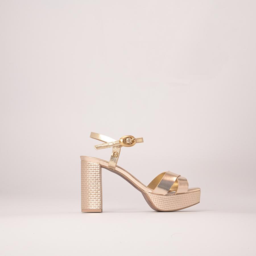 SANDALIA DORADA CON PLATAFORMA