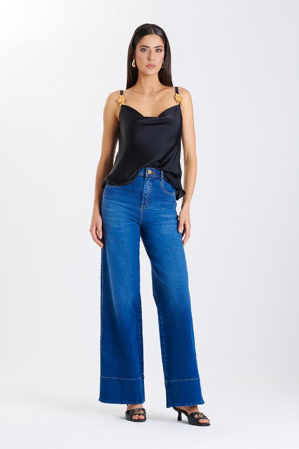 BLUSA SATIN NEGRA ACCESORIO MEDALLA