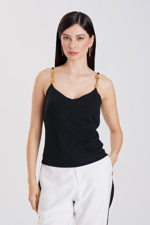 BLUSA CON ACCESORIO MEDALLA