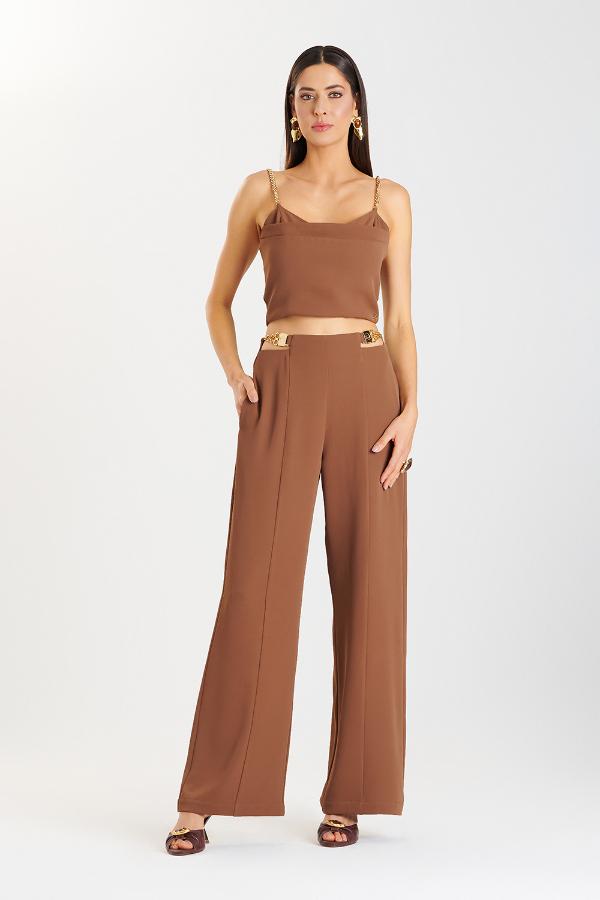 PANTALON CAFÉ CON ACCESORIO