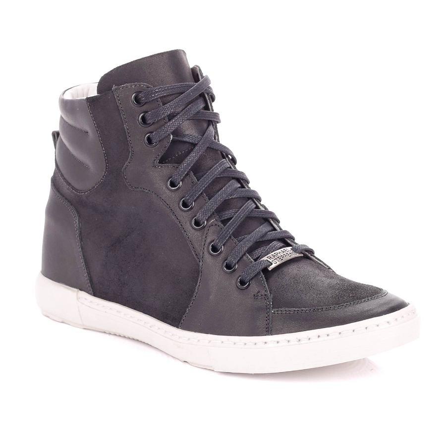 Zapatilla con detalle en el caño
