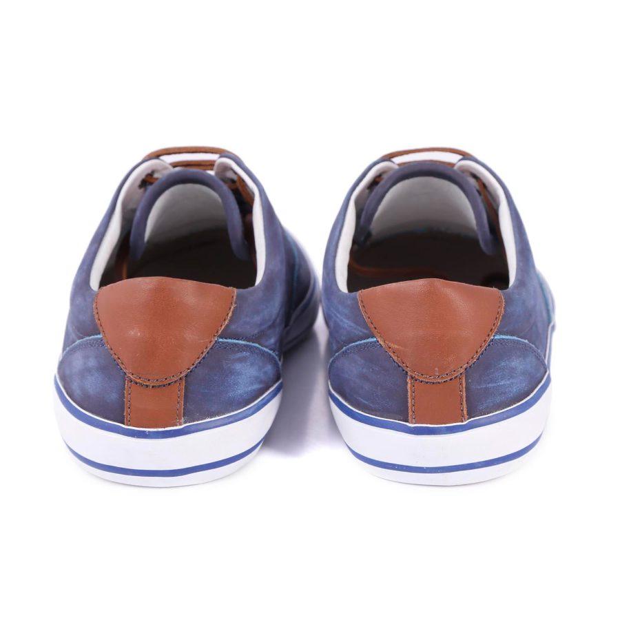 Zapatilla azul con cordones marrón