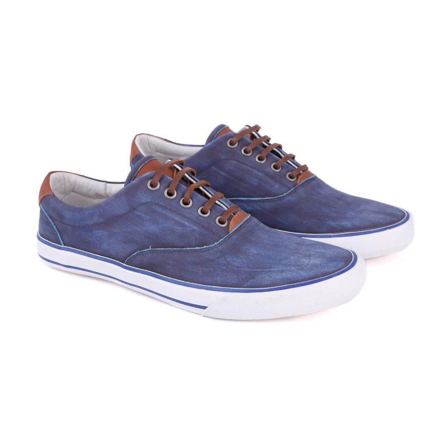 Zapatilla azul con cordones marrón