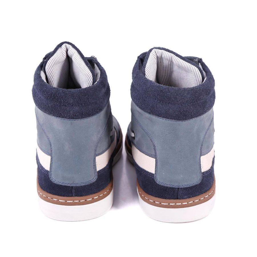 Zapatilla con detalle en el caño
