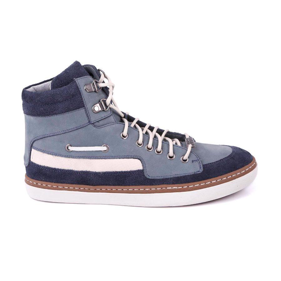 Zapatilla con detalle en el caño