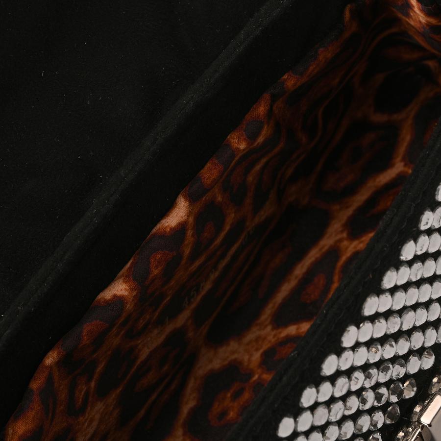 CARTERA NEGRA CON TACHAS PLATEADAS