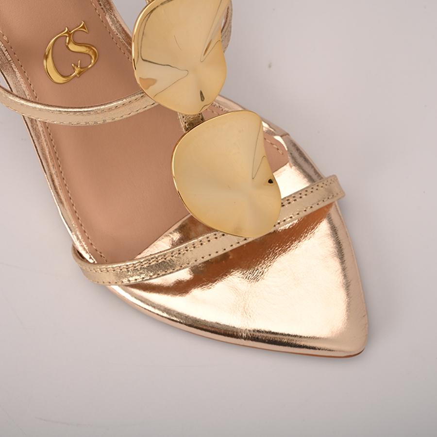 SANDALIA DORADA CON ACCESORIO EN METAL