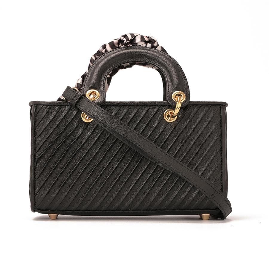 CARTERA BLACK CON TEXTURA Y ACCESORIO