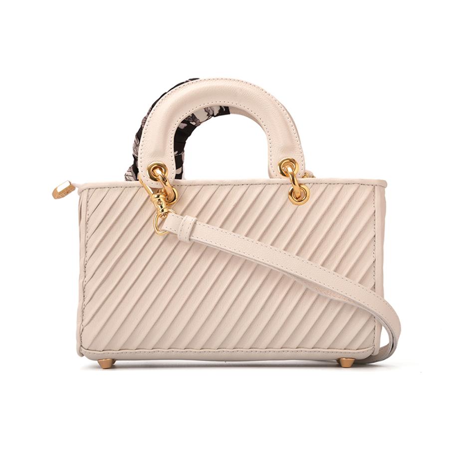 CARTERA CON TEXTURA Y ACCESORIO
