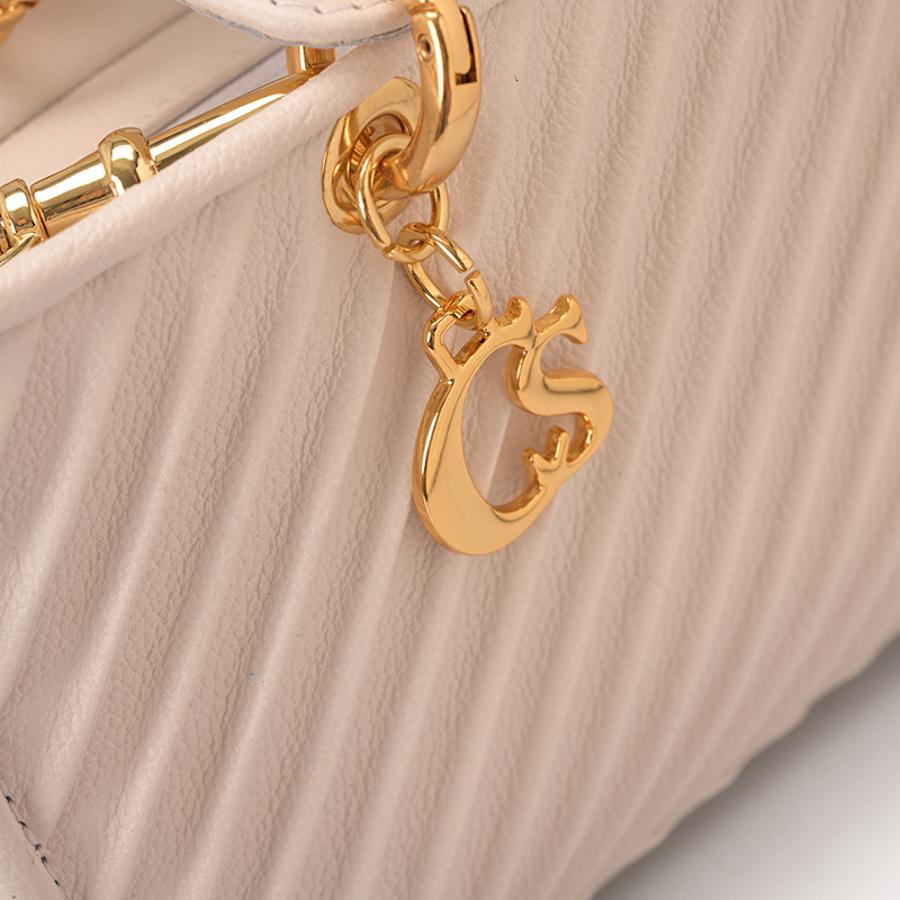 CARTERA CON TEXTURA Y ACCESORIO