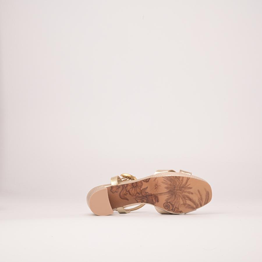 SANDALIA DORADA CON PLATAFORMA