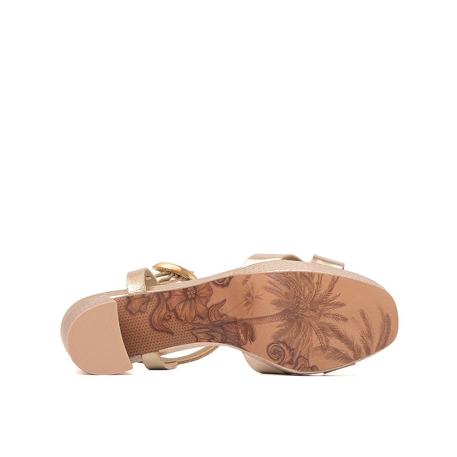 SANDALIA DORADA CON PLATAFORMA