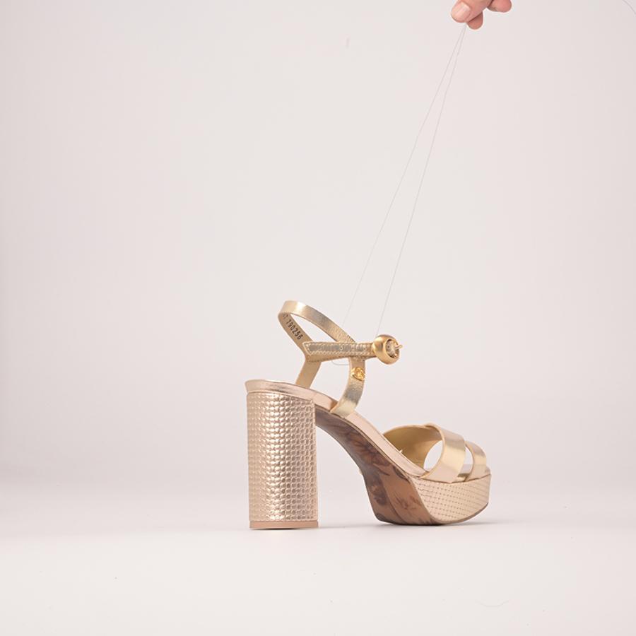 SANDALIA DORADA CON PLATAFORMA
