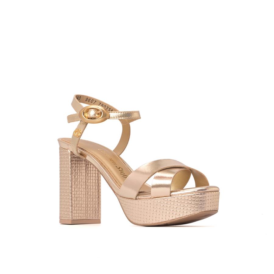 SANDALIA DORADA CON PLATAFORMA