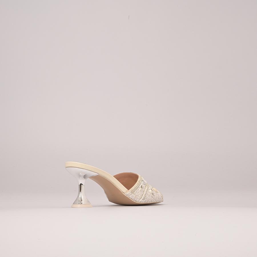 SANDALIA OFF WHITE CON ACCESORIO