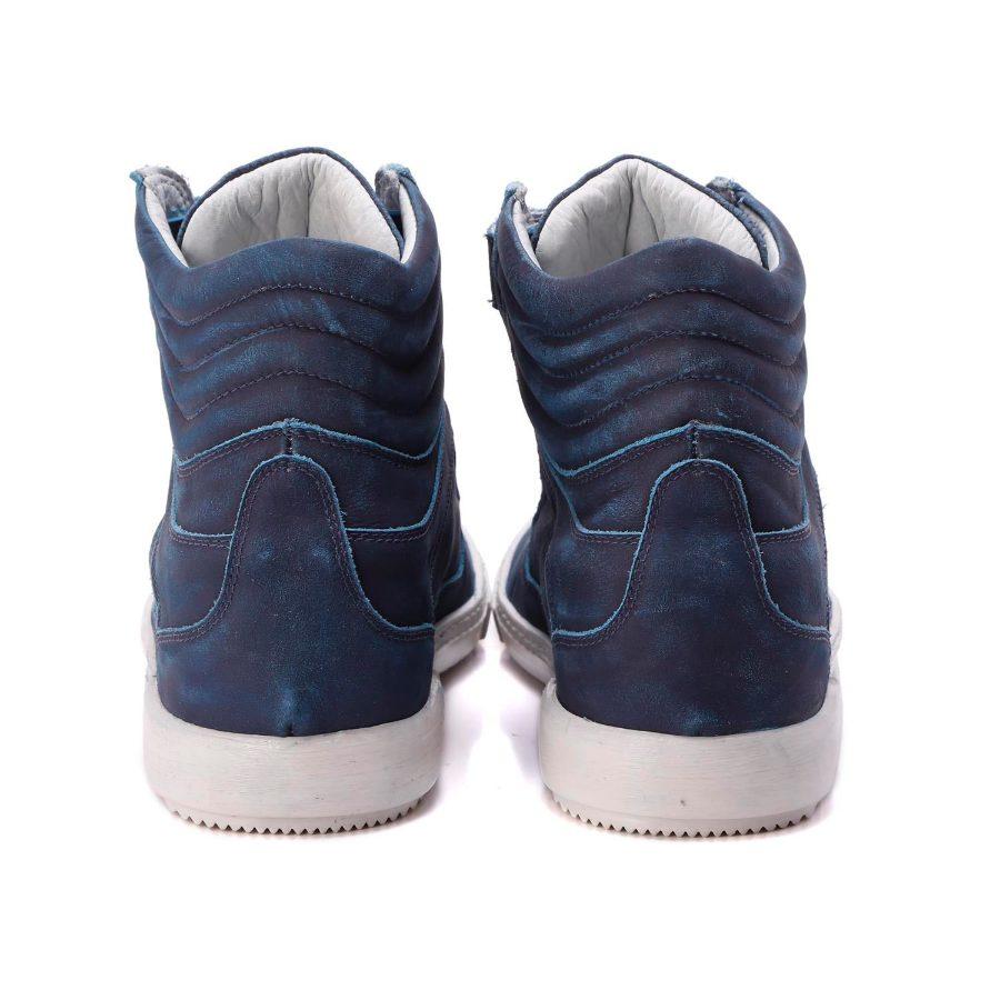 Zapatilla con detalle em el caño