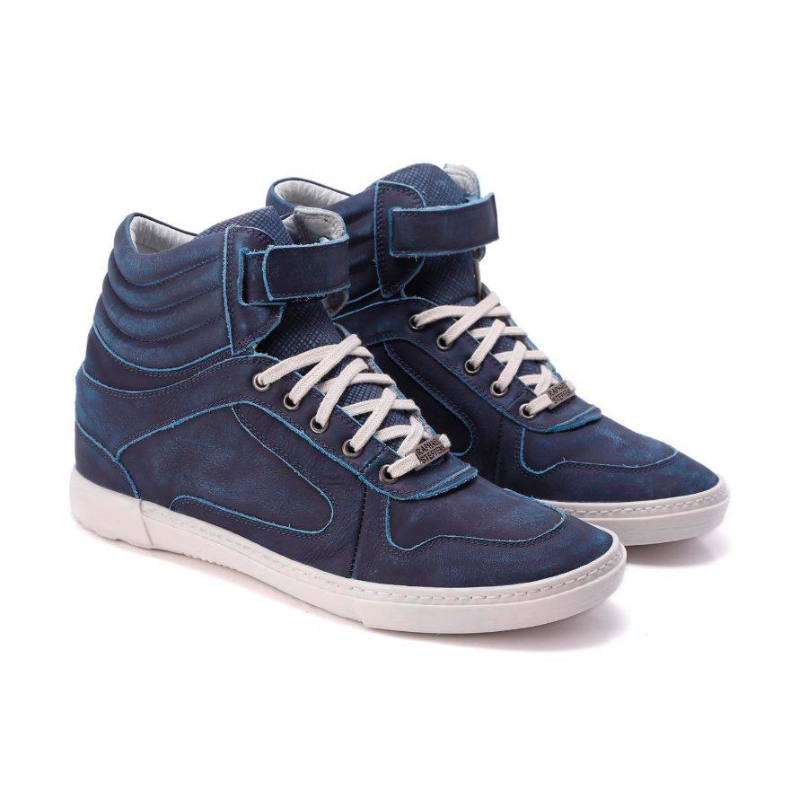 Zapatilla con detalle em el caño