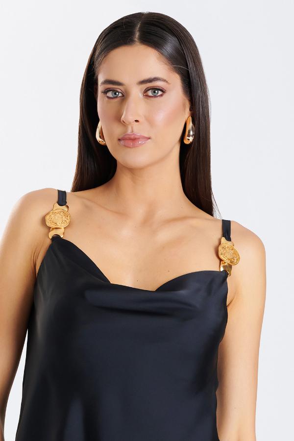 BLUSA SATIN NEGRA ACCESORIO MEDALLA