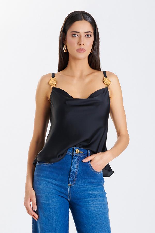 BLUSA SATIN NEGRA ACCESORIO MEDALLA