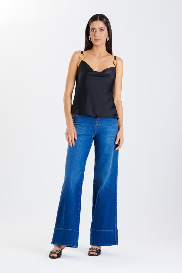 BLUSA SATIN NEGRA ACCESORIO MEDALLA