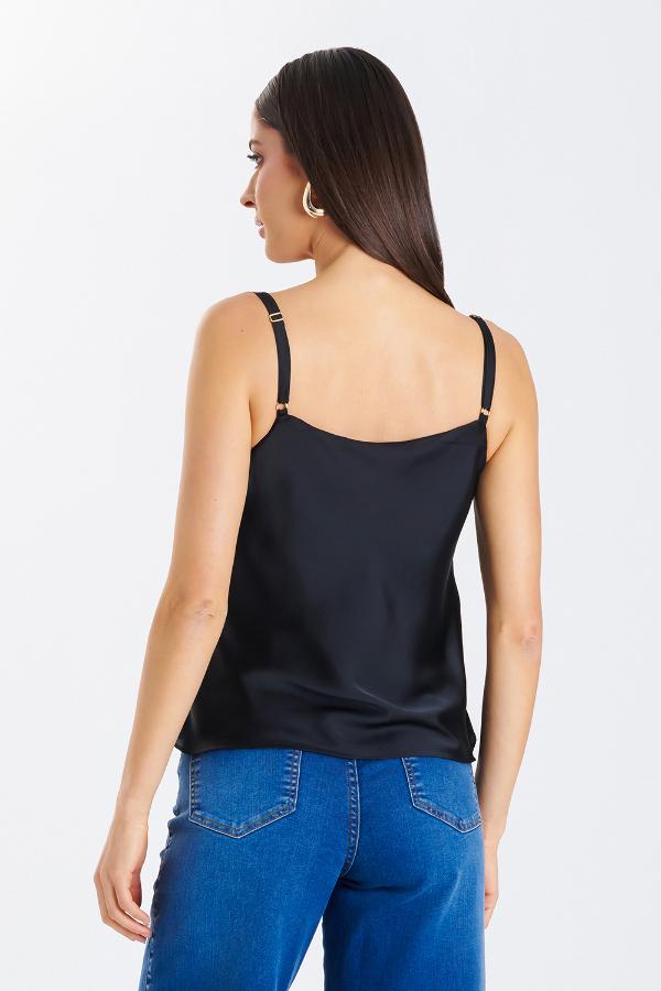 BLUSA SATIN NEGRA ACCESORIO MEDALLA