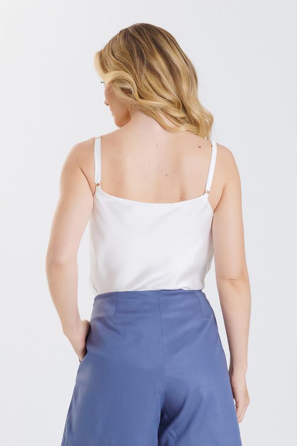 BLUSA SATIN CON ACCESORIO MEDALLA