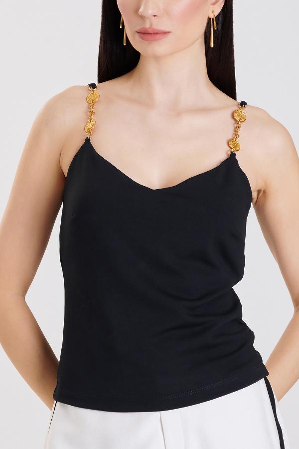 BLUSA CON ACCESORIO MEDALLA