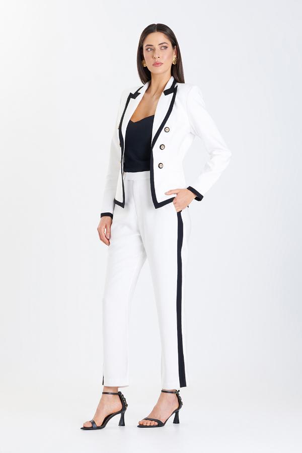 BLUSA CON ACCESORIO MEDALLA