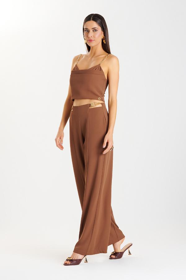 PANTALON CAFÉ CON ACCESORIO