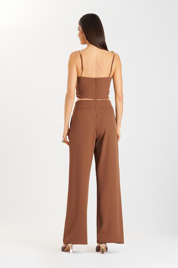 PANTALON CAFÉ CON ACCESORIO