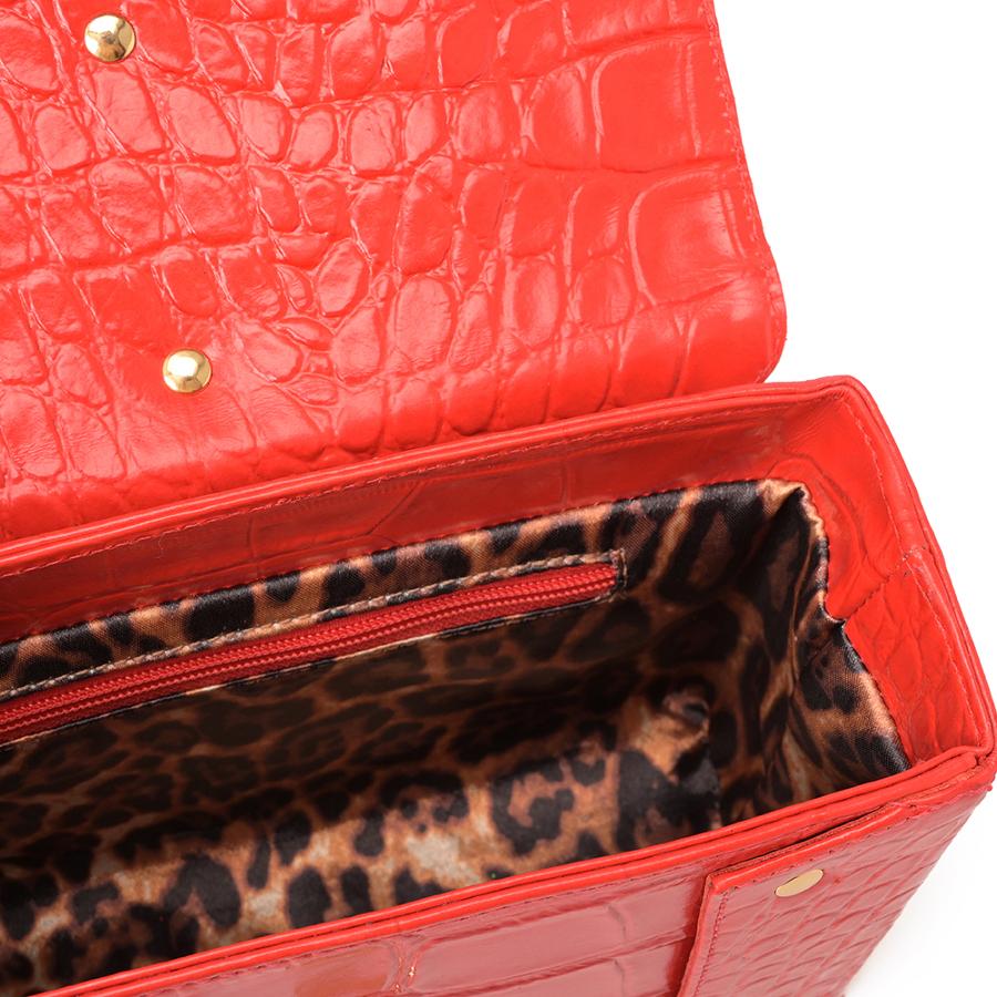 CARTERA ROJO INTESO CON TEXTURA Y ACCESORIOS