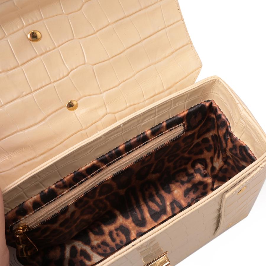 CARTERA BEIGE CON TEXTURA Y ACCESORIOS
