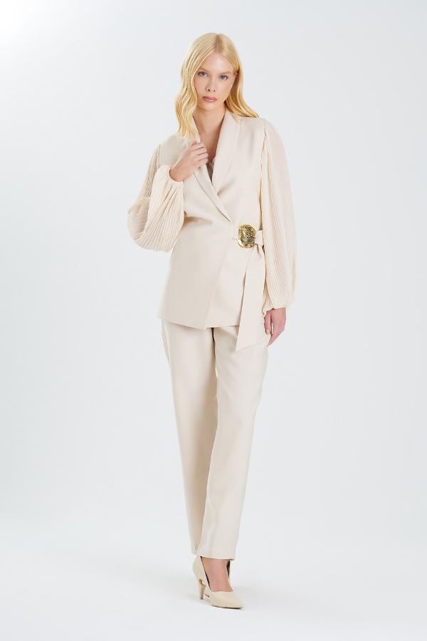 BLAZER SIN MANGA CON ACCESORIO