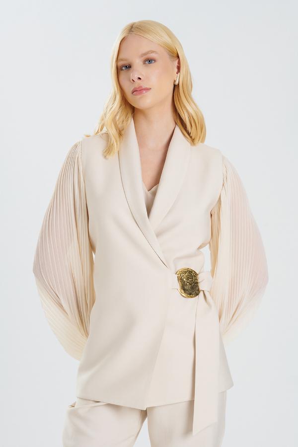 BLAZER SIN MANGA CON ACCESORIO