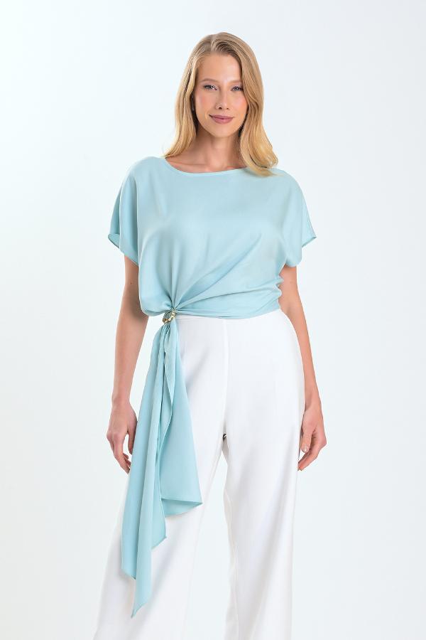 BLUSA CON ACCESORIO