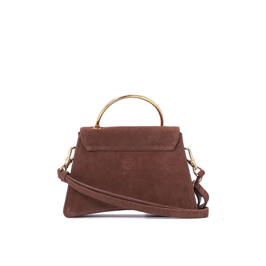 CARTERA MARRON DE GAMUSA CON ACCESORIO